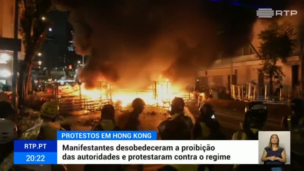 Milhares desafiam amea�as das for�as de seguran�a em Hong Kong