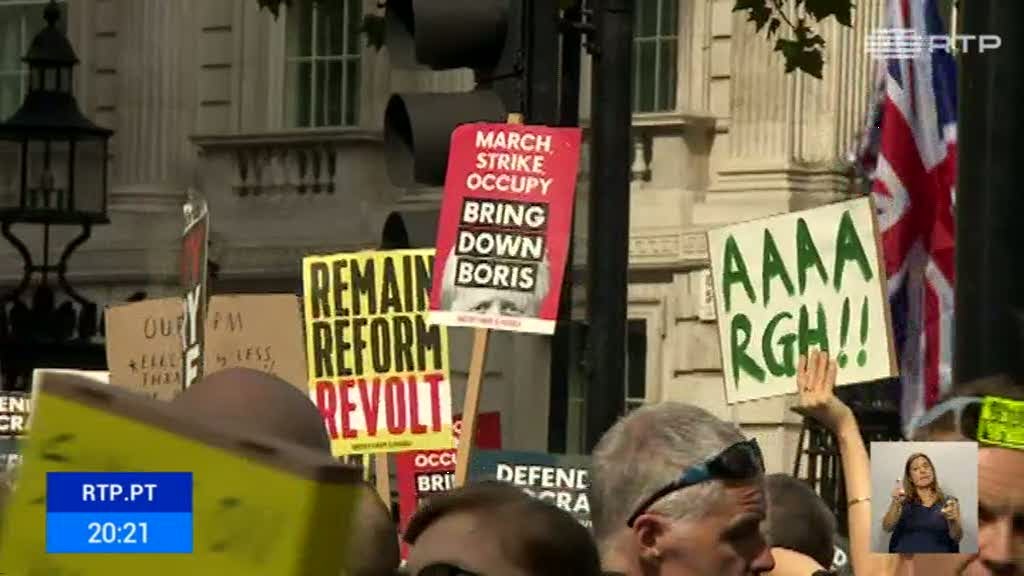 Milhares nas ruas do Reino Unido contra suspens�o do Parlamento