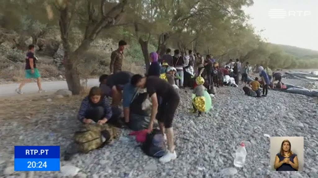 Desembarque de meio milhar de refugiados agrava crise migrat�ria na Gr�cia