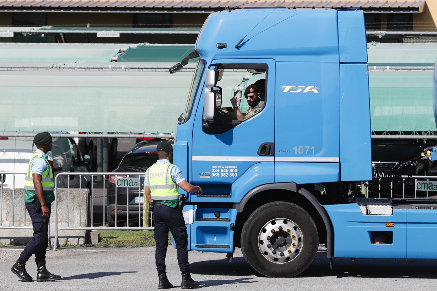 Ao segundo dia, militares seguram os volantes