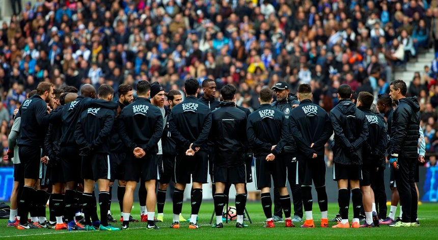 Resultado de imagem para Cerca de 28.000 adeptos apoiaram o FC Porto no primeiro treino do ano