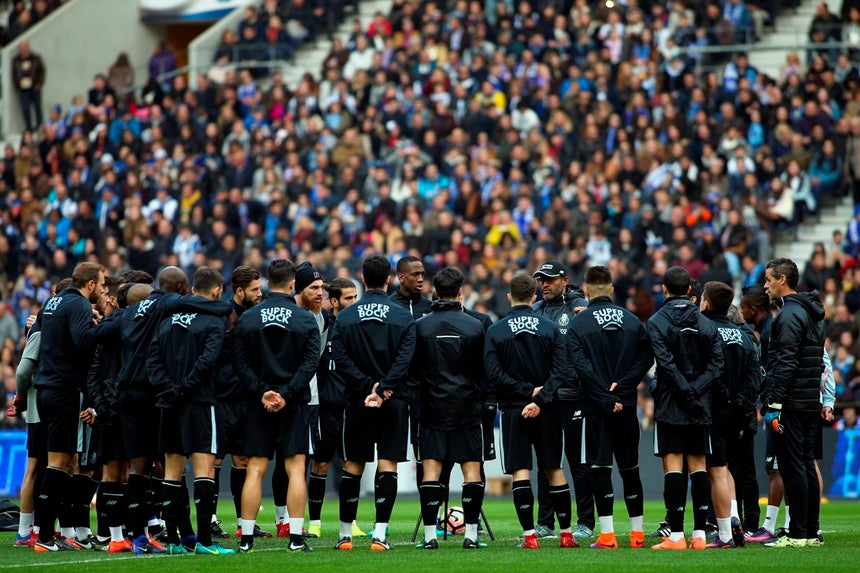 Resultado de imagem para Cerca de 28.000 adeptos apoiaram o FC Porto no primeiro treino do ano