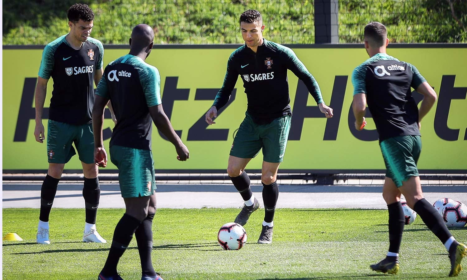 Cancelo satisfeito  na Juventus e elogia Ronaldo