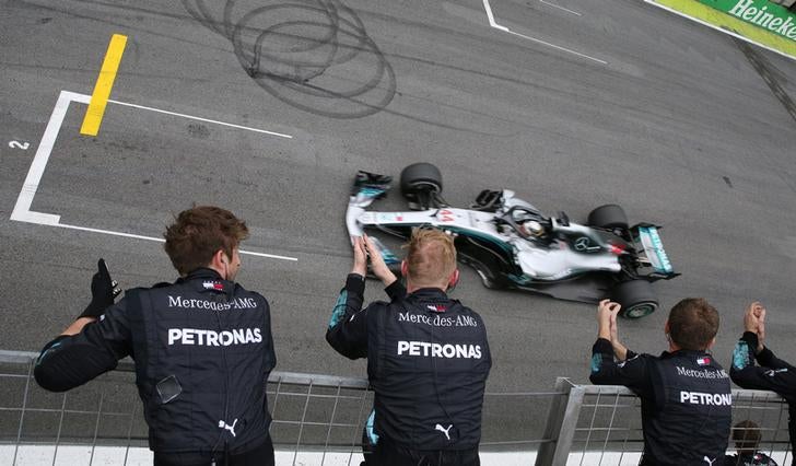 Hamilton vence no Brasil, Mercedes campe�