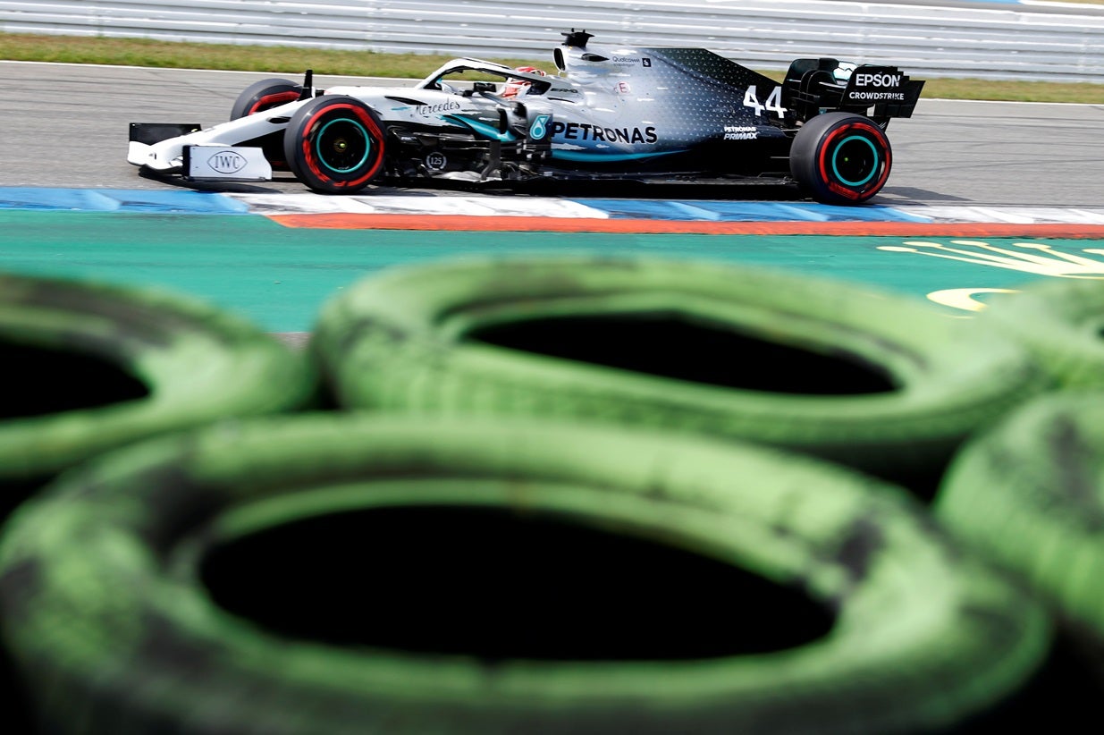 Mercedes festeja 125 anos com `pole` de Hamilton no GP da Alemanha de F1