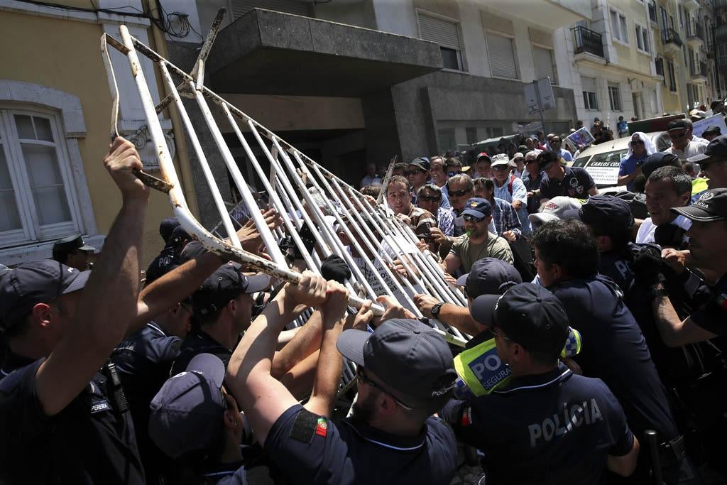 Lesados do BES e pol�cia envolvem-se em confrontos