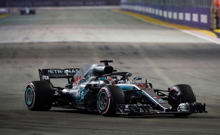 Hamilton � Pole na noite de Singapura