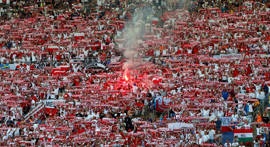 Pol�cia francesa obrigada a carregar sobre adeptos polacos violentos