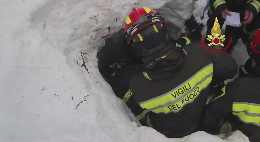 Resultado de imagem para Avalanche: Encontrados mais três mortos nos escombros do hotel
