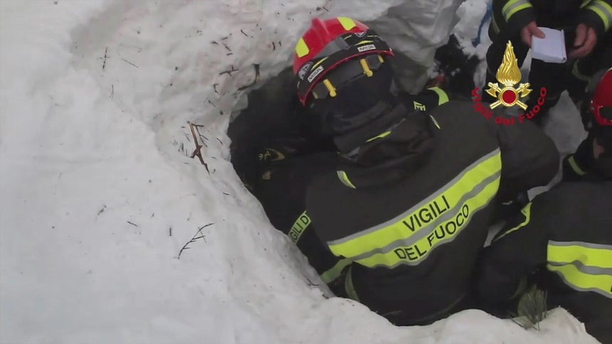 Resultado de imagem para Avalanche: Encontrados mais três mortos nos escombros do hotel