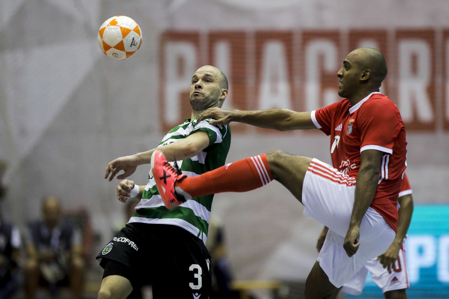 Dezoito homens detidos por suspeita de participa��o em rixa no jogo da Superta�a de Futsal
