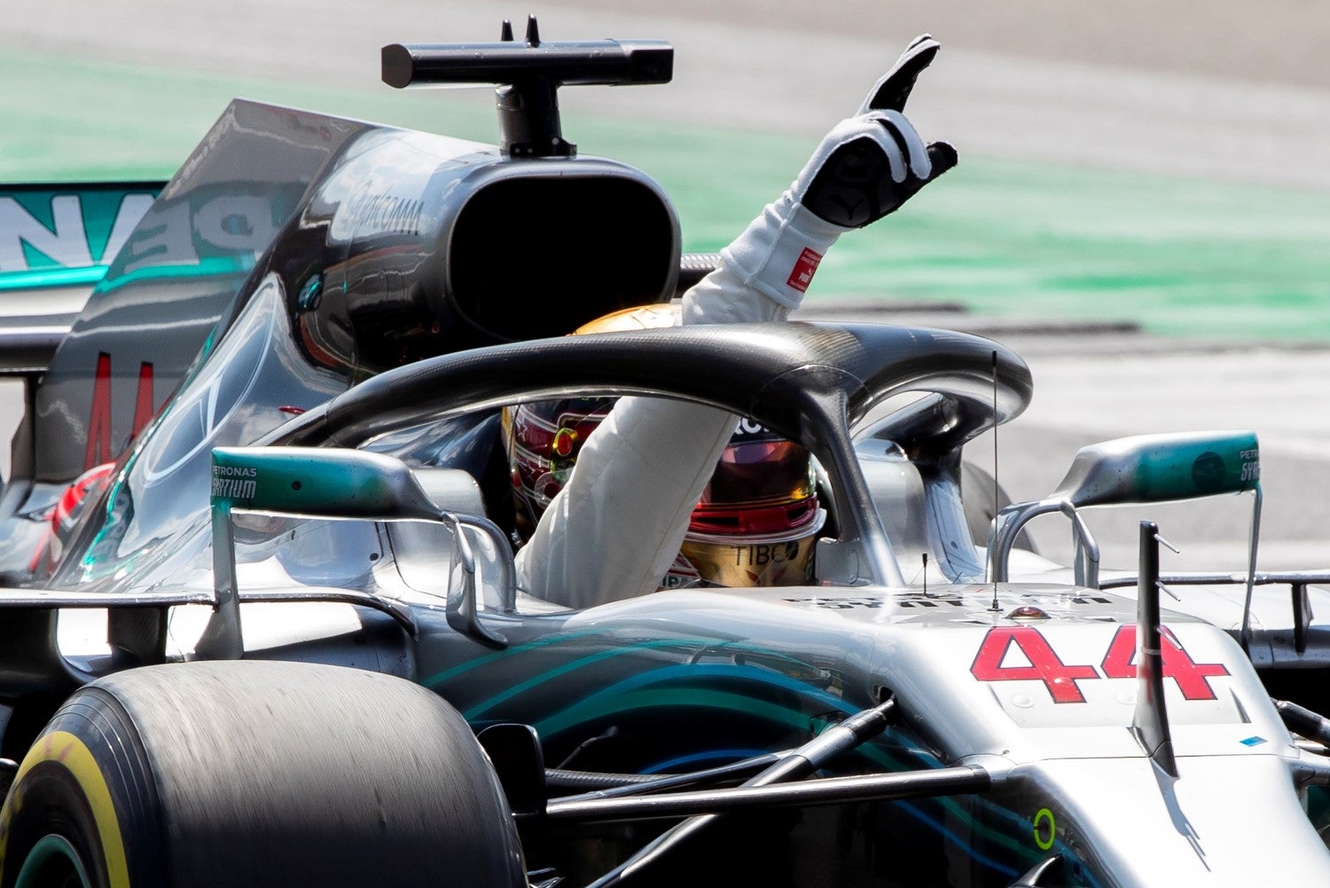 Hamilton ganha pole hist�rica em casa