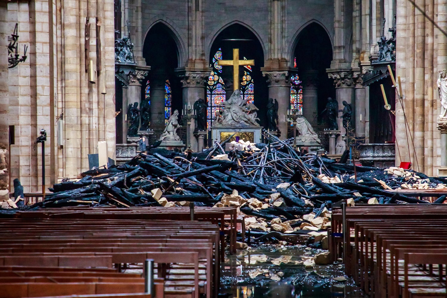 As primeiras imagens do interior de Notre-Dame ap�s o inc�ndio