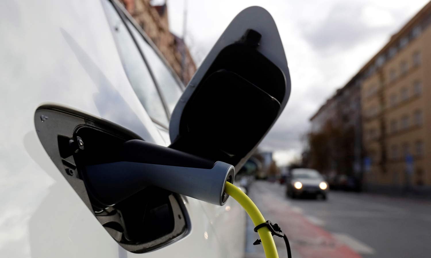 Carros el�tricos com valor superior a 60 mil euros sem apoio estatal