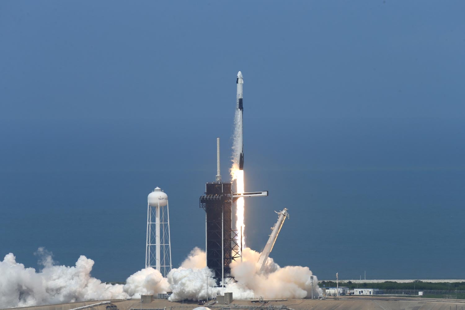 Nave tripulada Dragon II lan�ada com sucesso a partir da Florida