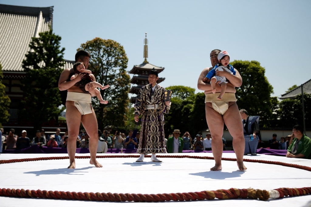 Baby crying Sumo contest