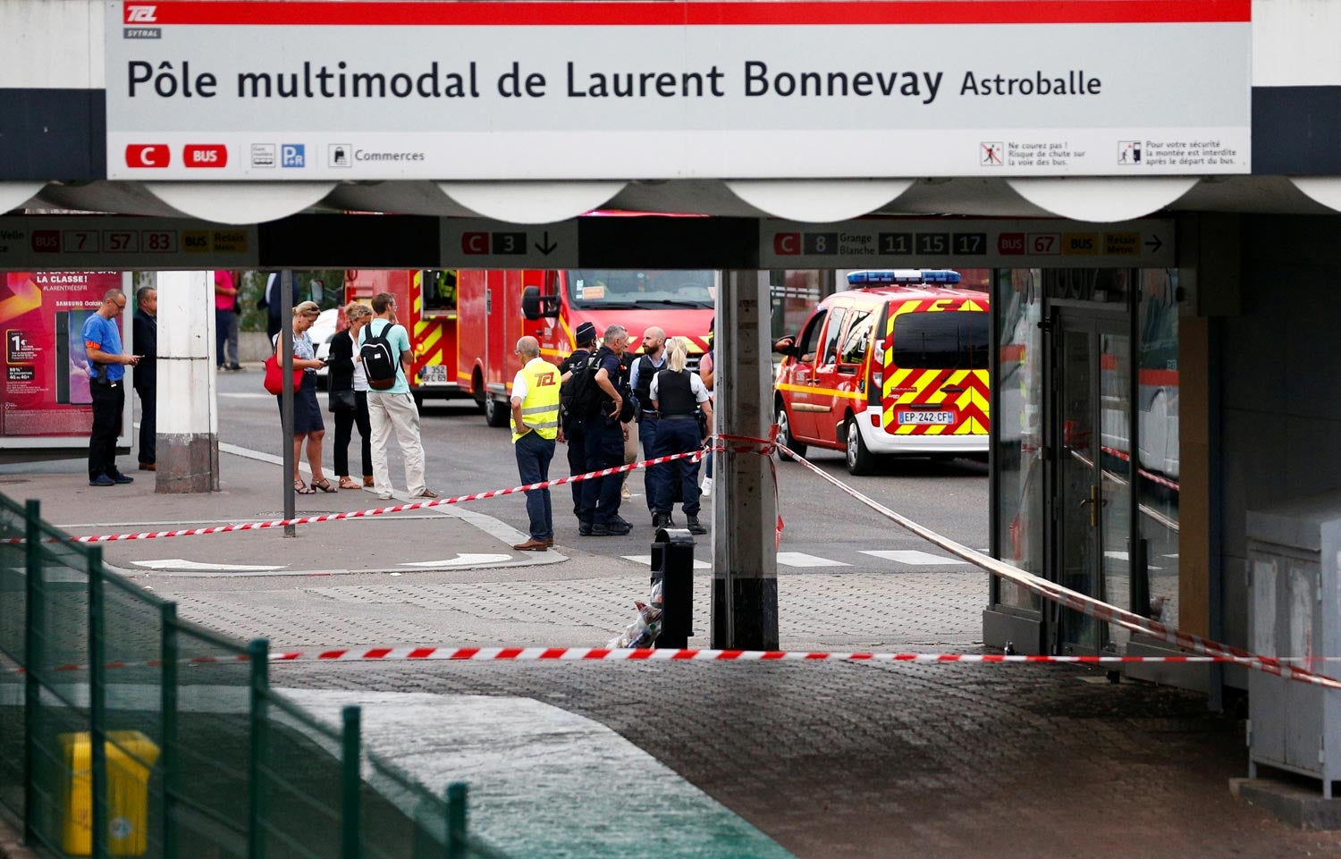 Ataque com faca em Fran�a faz um morto e oito feridos