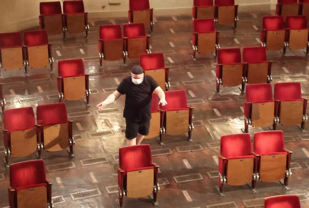 M�sicos com dois metros de dist�ncia e espet�culos sem intervalos