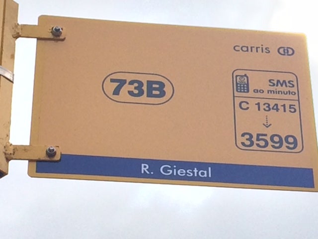 L� vem o 73B, a Carreira de Bairro da freguesia de Alc�ntara em Lisboa