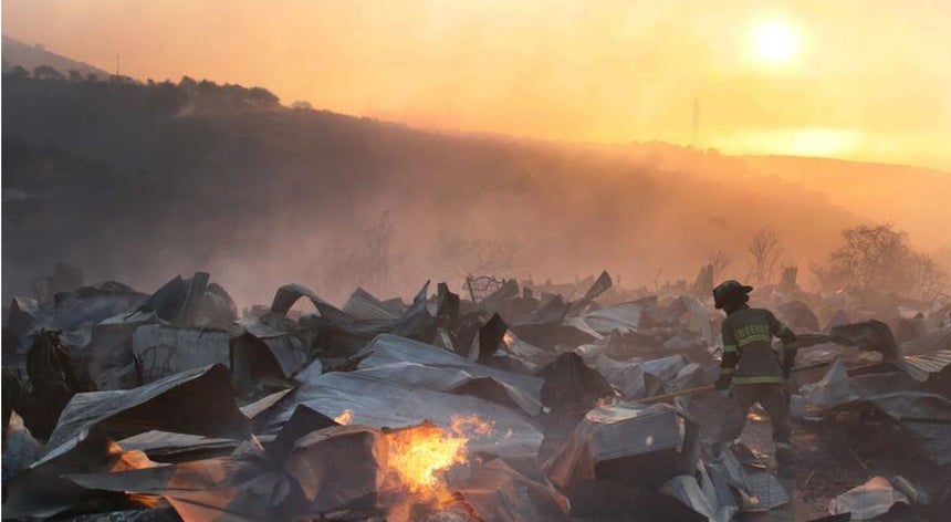 Valparaíso no Chile enfrenta incêndio dantesco