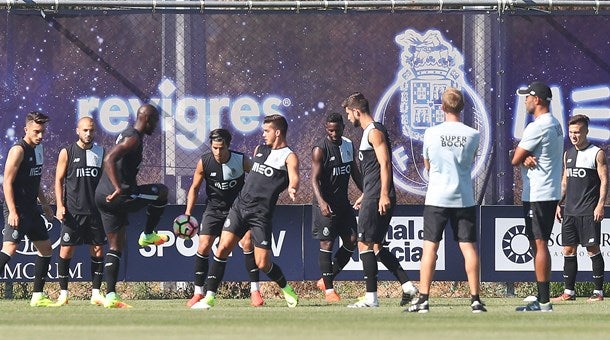 Corona apto no regresso de sete internacionais