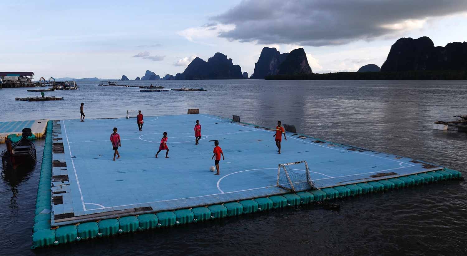 Futebol. O mesmo jogo, diferentes realidades