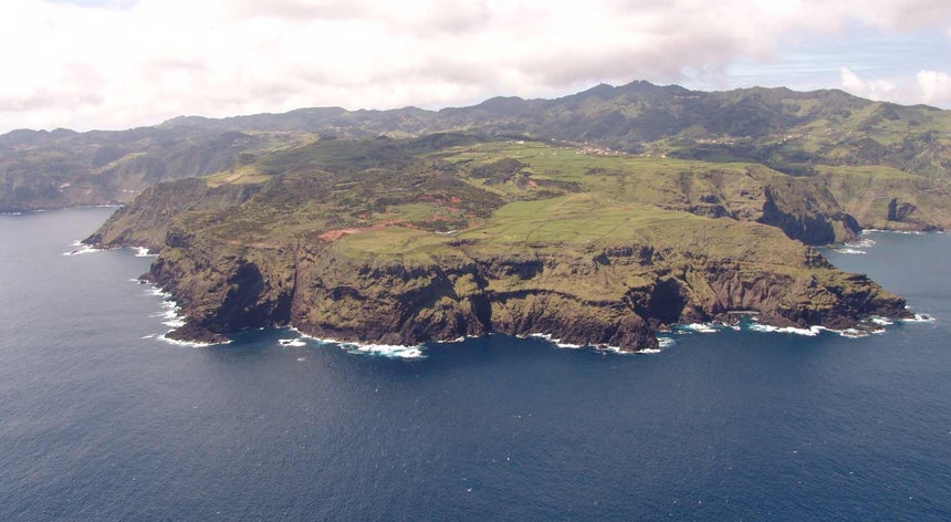 Investigação explica porque continua a ilha de Santa Maria a erguer ... - RTP