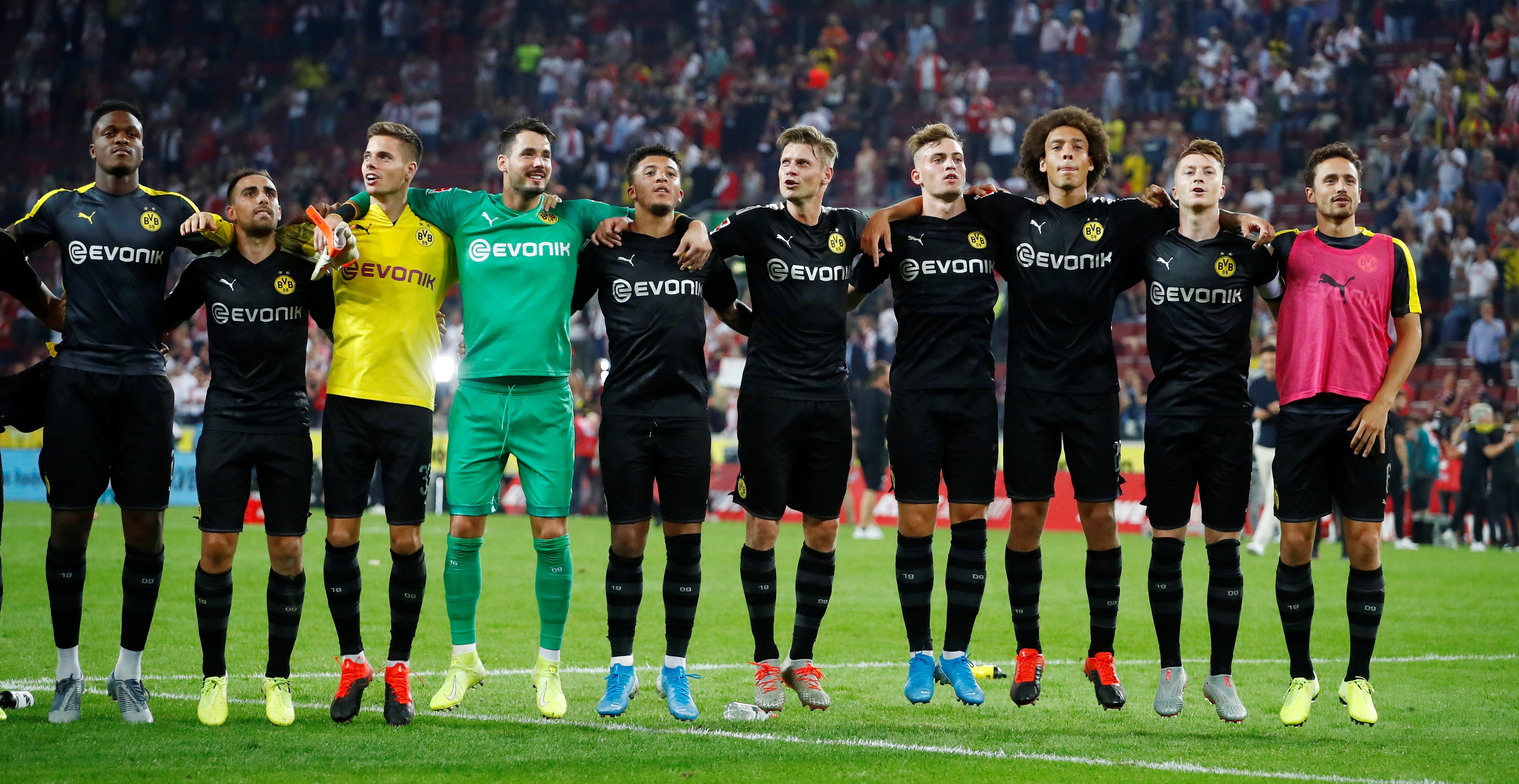 UEFA distingue adeptos do Dortmund pelo �trabalho incans�vel� no combate ao racismo