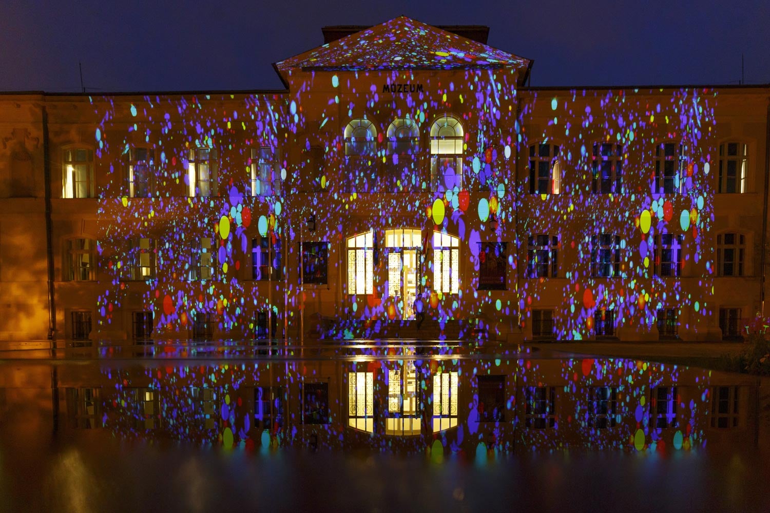 � noite, os museus