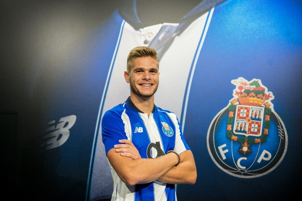 Belgas do Mouscron oficializam empr�stimo do central portista Diogo Queir�s