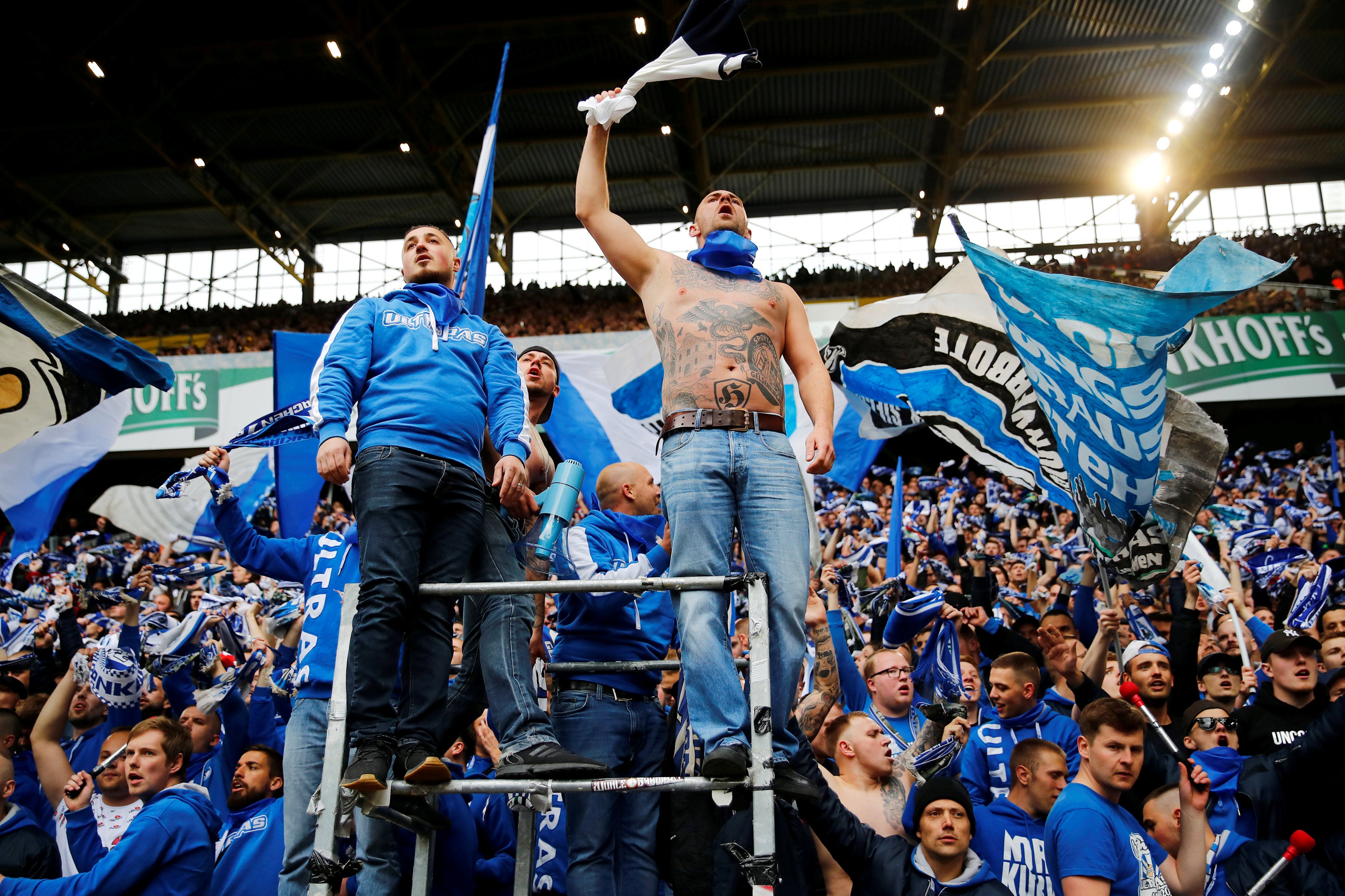 Adepto do Schalke 04 move a��o penal contra �rbitro por pen�ltis n�o assinalados