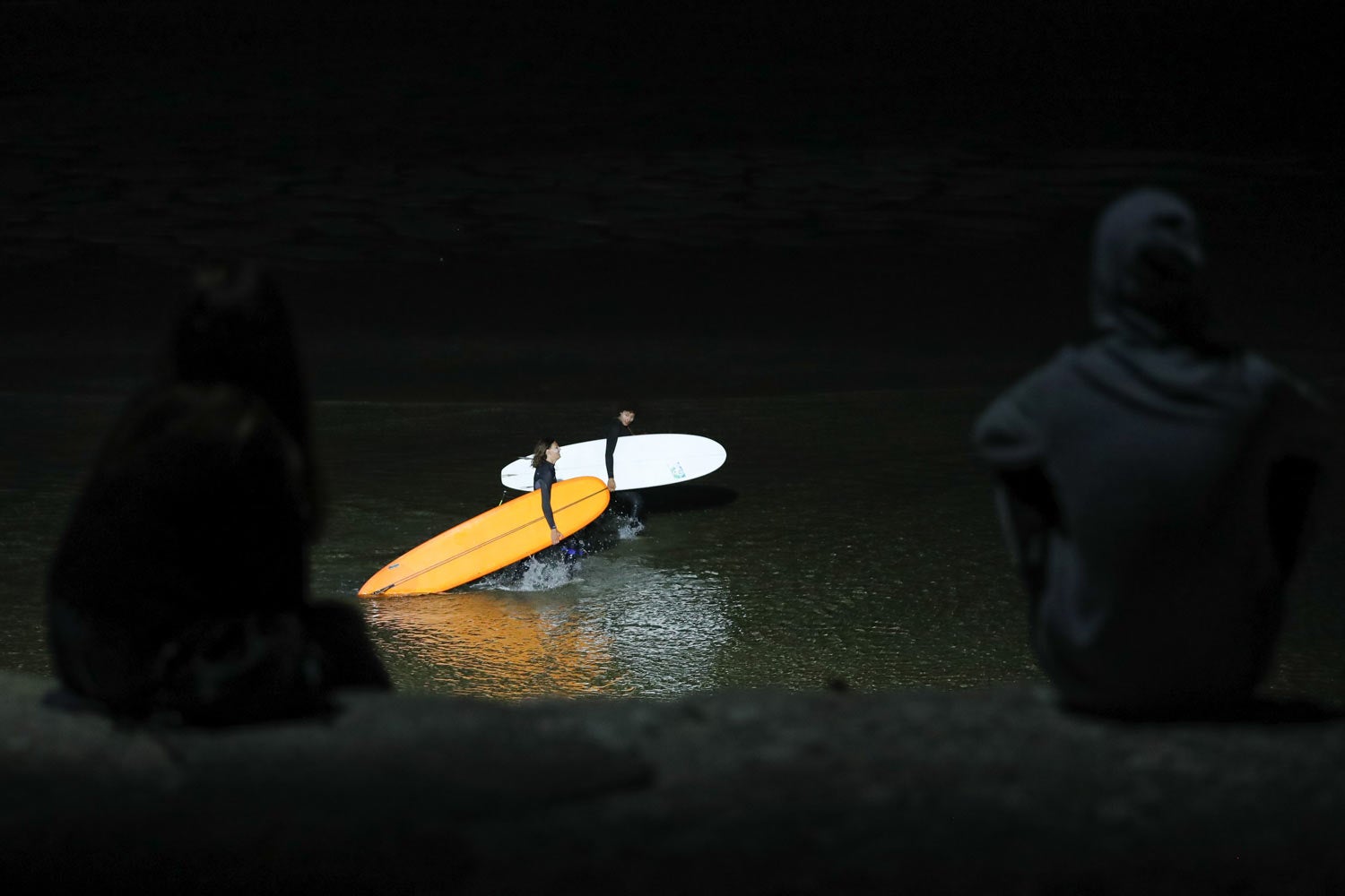 Na Figueira da Foz, os holofotes fizeram as vezes da Lua e surfou-se � noite