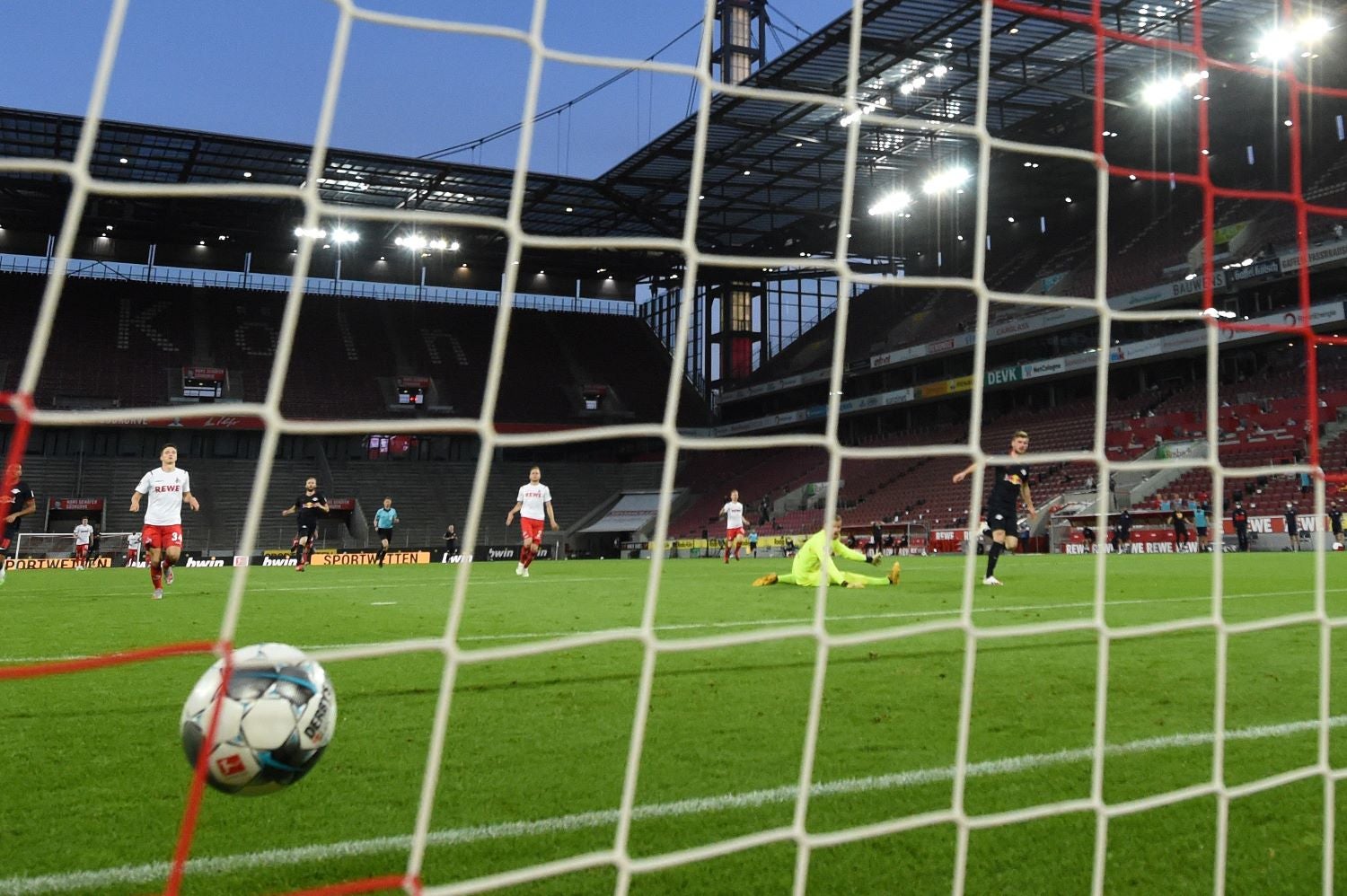 Leipzig vence em Col�nia ap�s reviravolta e recupera terceiro posto na Bundesliga