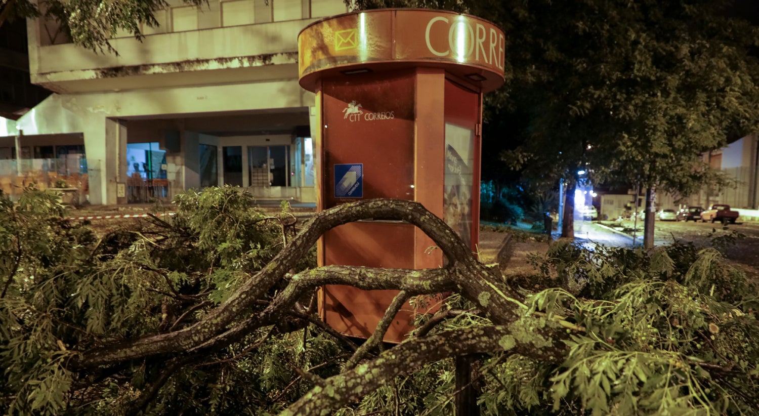 Tempestade Leslie. Danos na regi�o centro