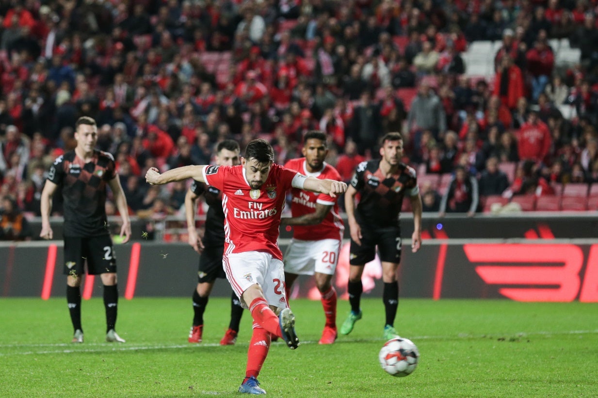Resumo: Benfica escorrega na Luz e FC Porto assume lideran�a