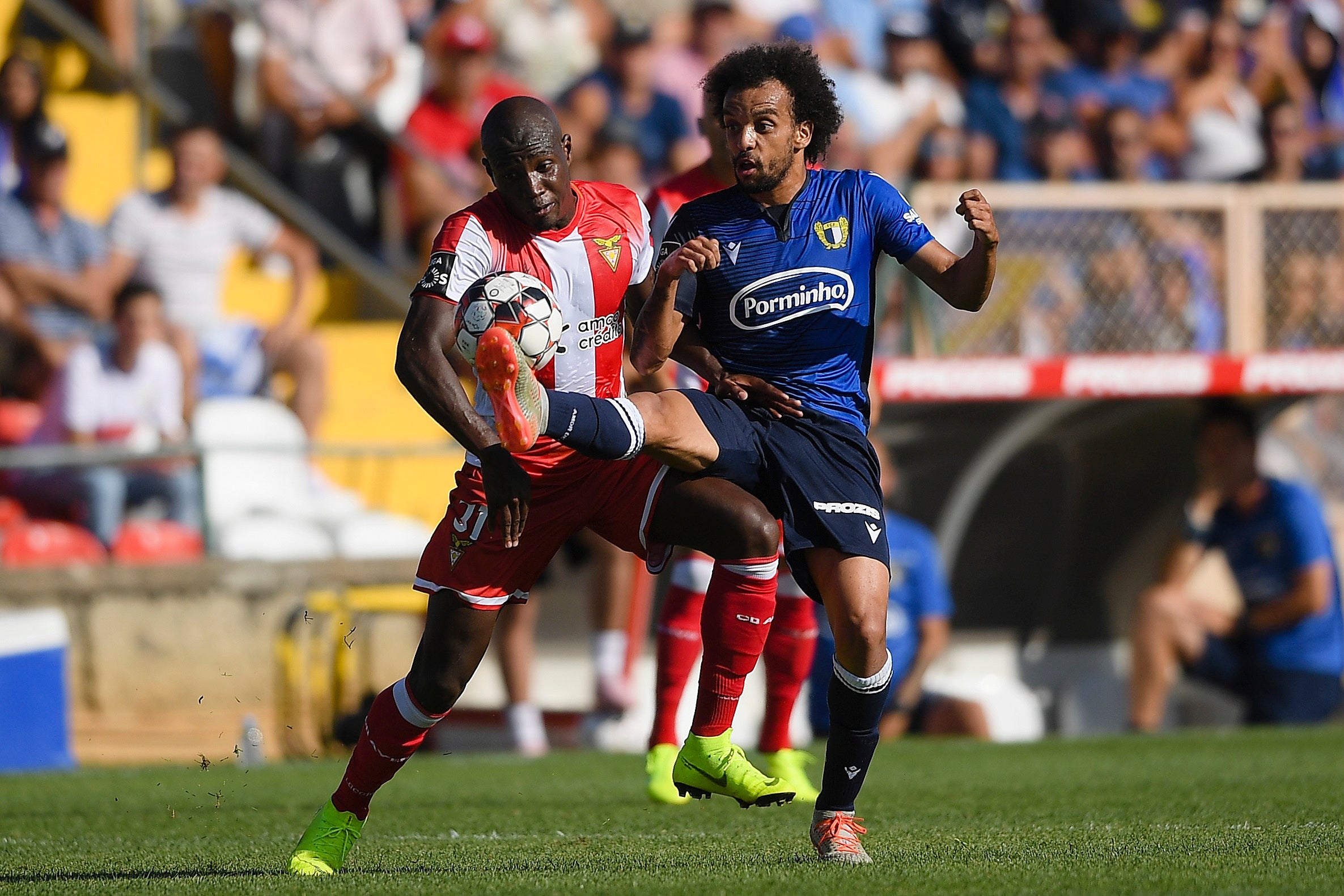 Famalic�o vence nas Aves e assume lideran�a provis�ria