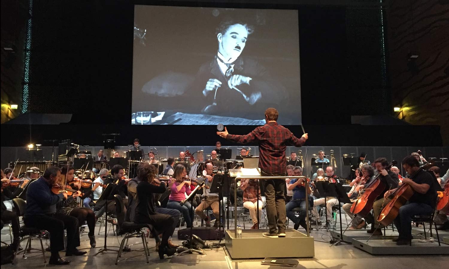Orquestra Sinf�nica do Porto interpreta A Quimera do Ouro com Chaplin de fundo