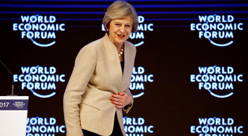 Theresa May diz que Brexit não significa virar costas à Europa - RTP
