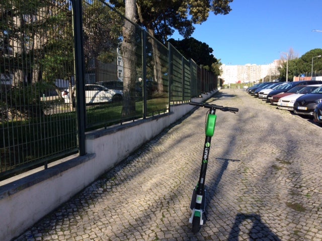 248  trotinetes em Lisboa  multadas e rebocadas por estarem em cima do passeio ou mal estacionadas