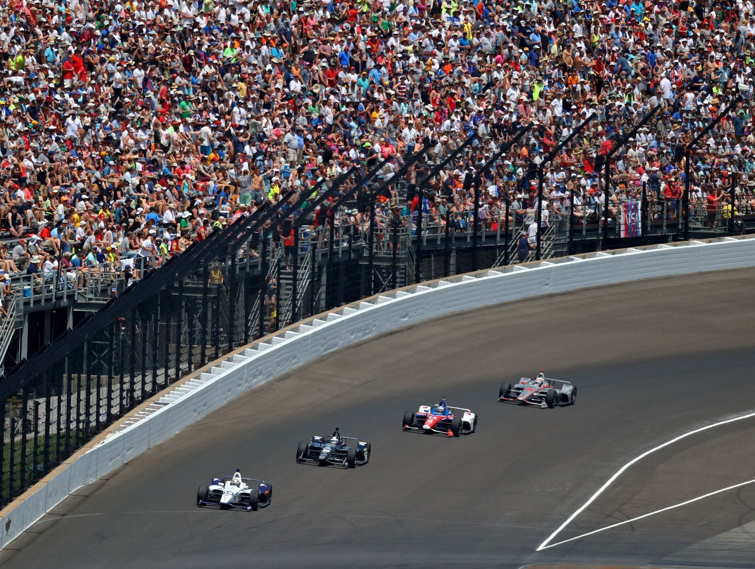 Tiago Monteiro no p�dio das 500 milhas de Indian�polis em competi��o virtual