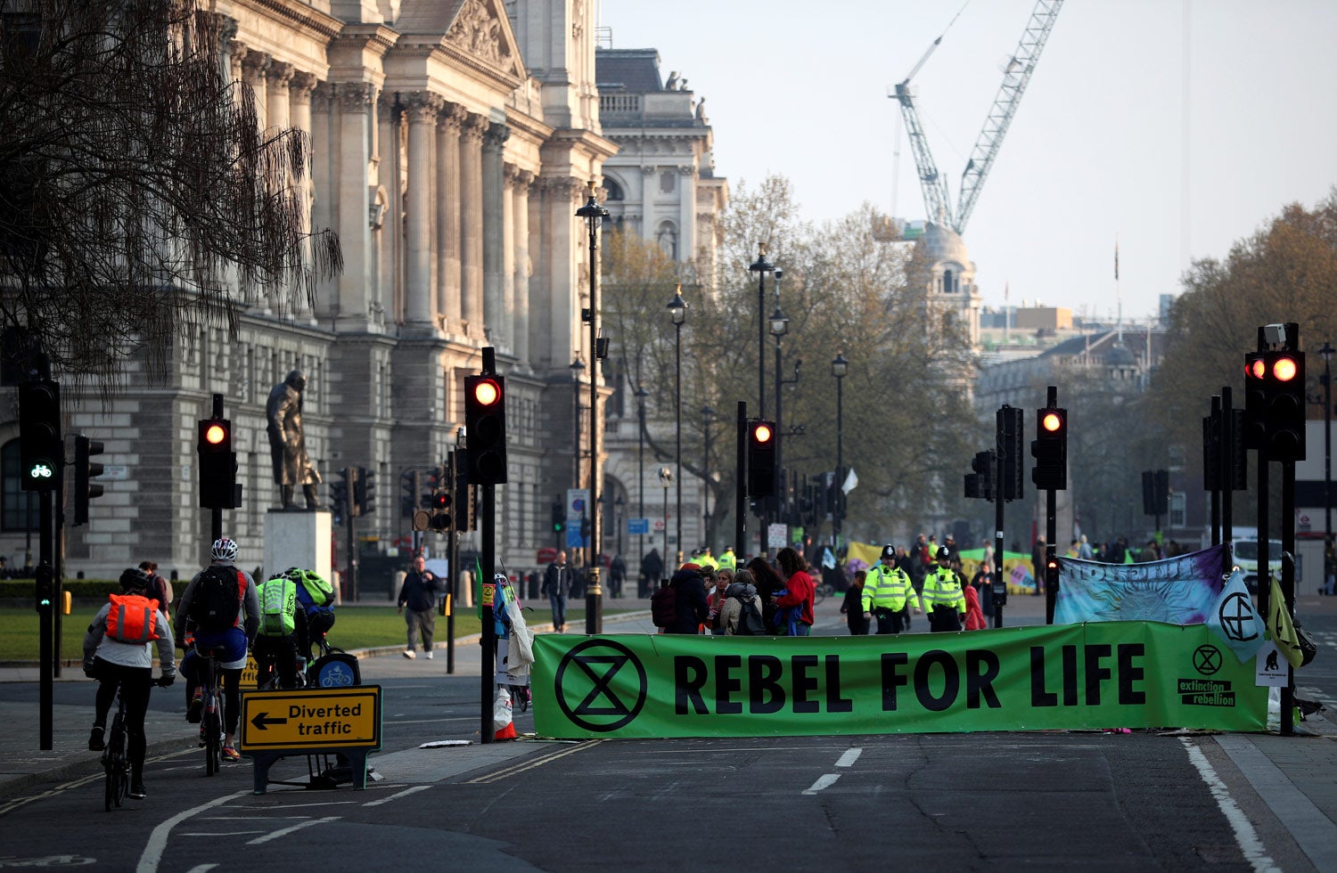 Quase 300 pessoas detidas em Londres em protestos contra altera��es clim�ticas