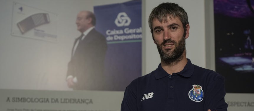 Gustavo Veloso renova com o W52-FC Porto