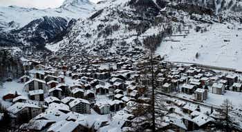 Portugueses em Zermatt, na Suíça, praticamente isolados devido à neve