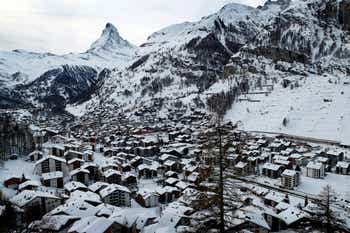 Portugueses em Zermatt, na Suíça, praticamente isolados devido à neve