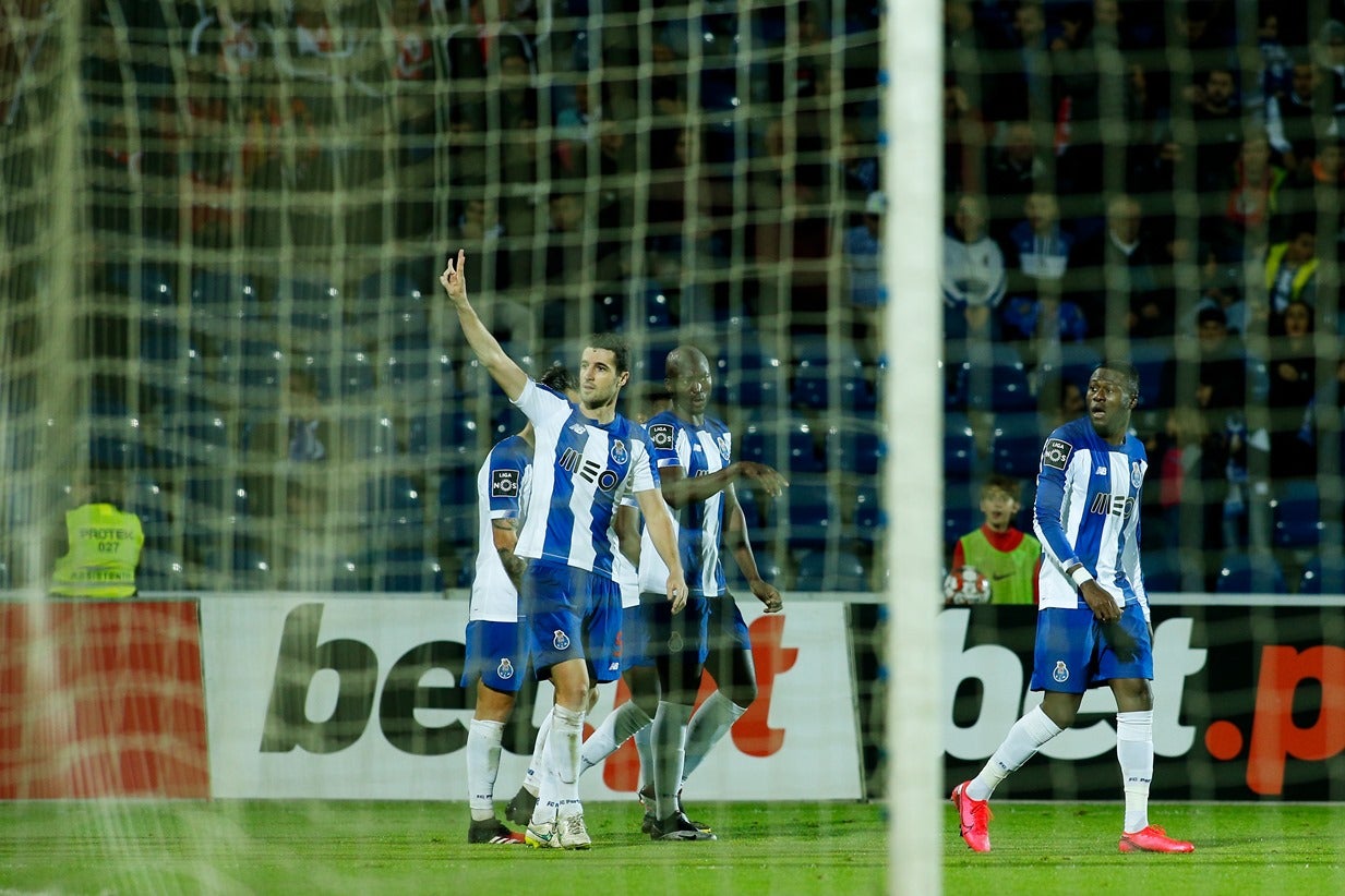 Resumo: FC Porto vence nos A�ores o Santa Clara