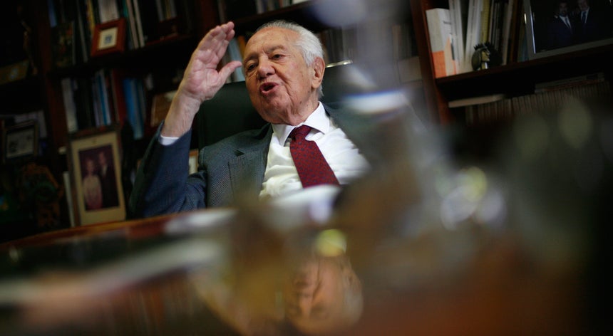 Resultado de imagem para Mário Soares em observação no Hospital da Cruz Vermelha