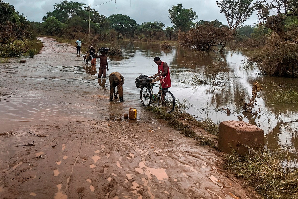 ONG Big Hand presta apoio �s popula��es desalojadas em Manica