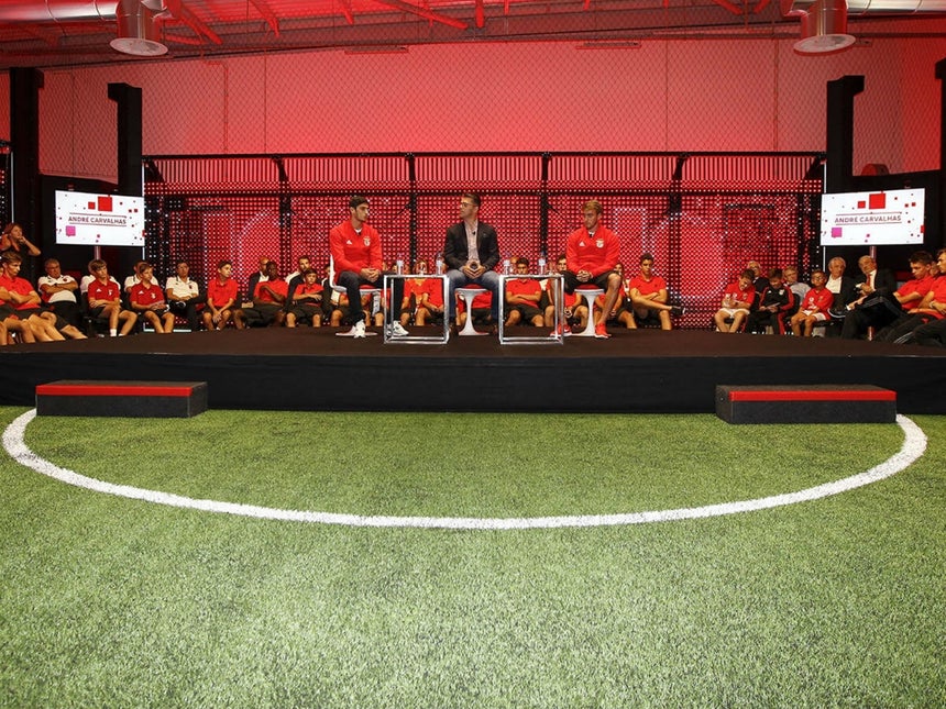 Benfica mostra campe�es do Seixal