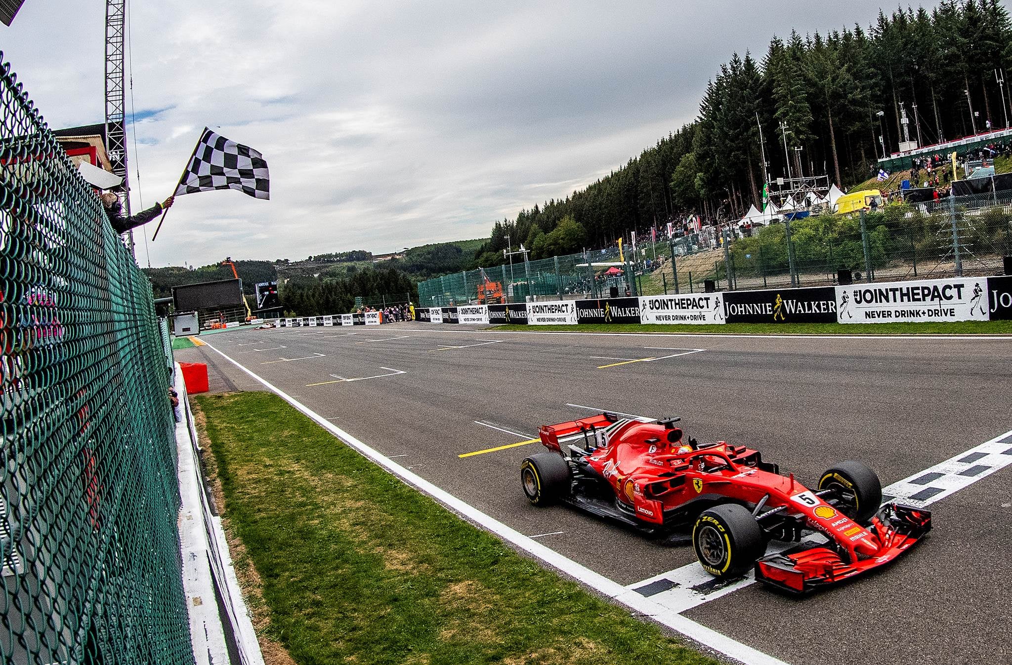 Vettel vence em Spa e aproxima-se de Hamilton no Mundial