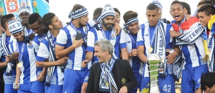 Luis Castro continua no Porto `B`
